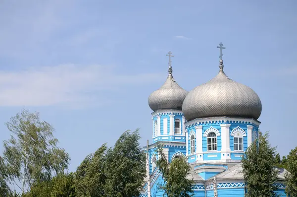 PAVLOHRAD, UKRAINE - 13 Ağustos 2019 Kutsal Bakire Meryem 'in varsayımının gümüş kubbeleri ve mavi gökyüzü