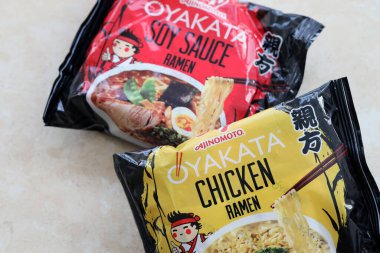 KYIV, UKRAINE - 31 Ekim 2023 Ajinomoto Oyakata paketleri Japon hazır erişteleri tavuk ramen ve soya soslu ramen.