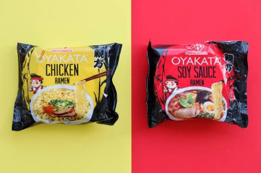 KYIV, UKRAINE - 31 Ekim 2023 Ajinomoto Oyakata paketleri Japon hazır erişteleri tavuk ramen ve soya soslu ramen.
