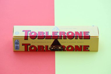 KYIV, UKRAINE - 31 Ekim 2023 Sarı Toblerone Çikolata. Toblerone 1908 yılında İsviçre 'de doğdu ve Theodor Tobler tarafından yaratıldı.