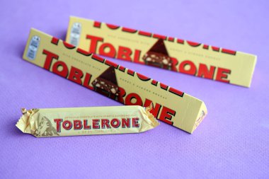 KYIV, UKRAINE - 31 Ekim 2023 Sarı Toblerone Çikolata. Toblerone 1908 yılında İsviçre 'de doğdu ve Theodor Tobler tarafından yaratıldı.