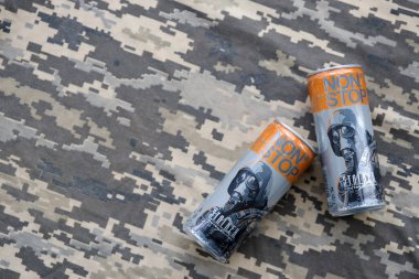 KYIV, UKRAINE - 31 Ekim 2023 Stop enerji içeceği sınırlı sayıdaki Stalker ve alüminyum teneke gaz maskeli karakter tasarımı ile kapatılabilir