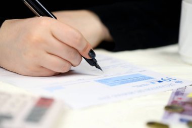 KYIV, UKRAINE - 31 Ekim 2023 Muhasebeci, vergi döneminin sonunda Fransız vergi formunu doldurdu. Fransa 'da vergilendirme ve evrak işleri
