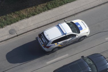 TERNOPİL, UKRAINE - 7 Temmuz 2023 Ukrayna devriye polisi beyaz araba polis ışıkları ve çıkartmaları açık havada