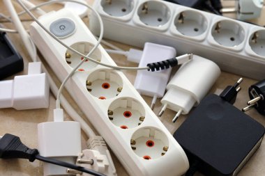 Birçok elektrik prizi ağ tıkanıklığı. Elektrik bağımlılığı kavramı. Elektrik prizlerinin yanında bir sürü elektrik prizi var.
