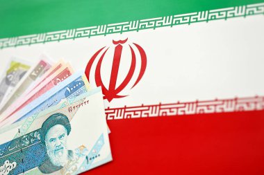 İran Riyal IRR, İran İslam Cumhuriyeti bayrağı üzerinde İran 'dan gelen banknotlar