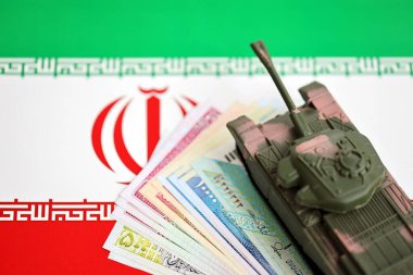 İran Ordu oyuncak tankı İran İslam Cumhuriyeti bayrağında İran Riyal para birimine yakın mesafede.