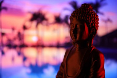 Buddha Purnima ve Vesak Günü konsepti, güzel ve renkli arka plana karşı yumuşak ışık saçan Buda heykeli. Meditasyon