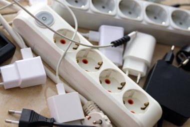 Birçok elektrik prizi ağ tıkanıklığı. Elektrik bağımlılığı kavramı. Elektrik prizlerinin yanında bir sürü elektrik prizi var.