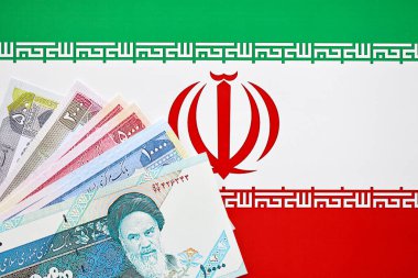 İran Riyal IRR, İran İslam Cumhuriyeti bayrağı üzerinde İran 'dan gelen banknotlar