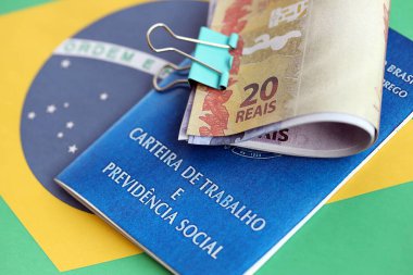 Brezilya iş kartı ve sosyal güvenlik mavi kitap ve gerçekten Brezilya Federatif Cumhuriyeti bayrağı üzerinde para faturaları