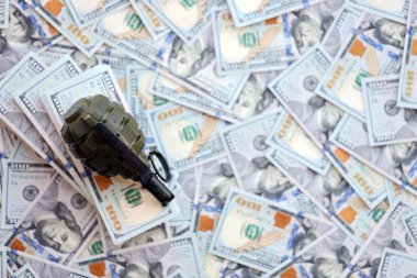 Arka planda yüklü miktarda Amerikan doları olan el bombası kapanıyor.