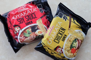 KYIV, UKRAINE - 31 Ekim 2023 Ajinomoto Oyakata paketleri Japon hazır erişteleri tavuk ramen ve soya soslu ramen.