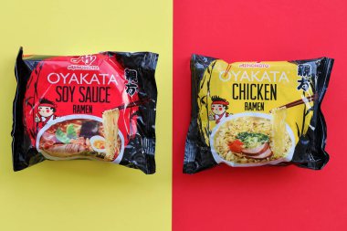 KYIV, UKRAINE - 31 Ekim 2023 Ajinomoto Oyakata paketleri Japon hazır erişteleri tavuk ramen ve soya soslu ramen.