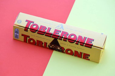 KYIV, UKRAINE - 31 Ekim 2023 Sarı Toblerone Çikolata. Toblerone 1908 yılında İsviçre 'de doğdu ve Theodor Tobler tarafından yaratıldı.