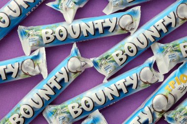 KYIV, UKRAINE - 31 Ekim 2023 Kakao aromalı Bounty çikolataları. Bounty Çikolata, Amerikan Mars Şirketi 'nin bir markası.