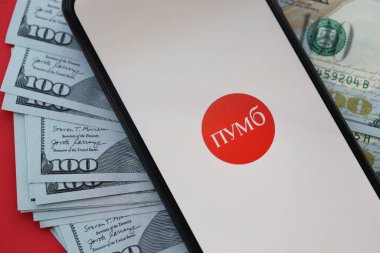 TERNOPIL, UKRAINE - 7 Temmuz 2023 Ukrayna 'daki Pumb Online' ın mobil bankacılık uygulaması. Banknotların ve para faturalarının geçmişi