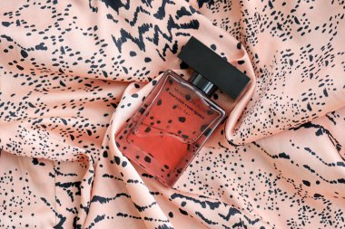 KYIV, UKRAINE - 31 Ekim 2023 Narciso Rodriguez Musc Noir Rose parfüm şişesi için. Narciso Jesus Rodriguez New Jersey 'li bir moda tasarımcısı.