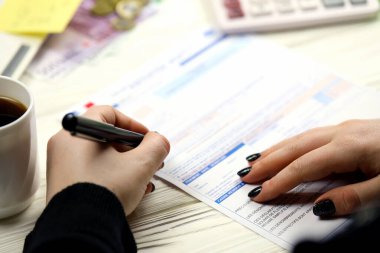 KYIV, UKRAINE - 31 Ekim 2023 Muhasebeci Fransız vergi formunu doldurdu 10963 Değer katma vergisi ve vergi döneminin sonunda benzer vergiler. Fransa 'da vergilendirme ve evrak işleri