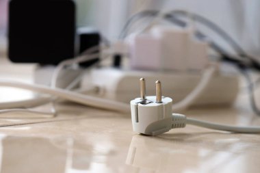 Aşırı yüklenmiş güç panoları. Beyaz zeminde farklı elektrik prizleri olan elektrik şeritleri. Risk tehlikesi kavramı elektrik akımını aşırı yükledi