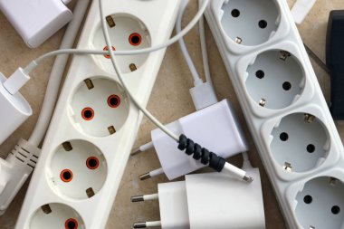 Birçok elektrik prizi ağ tıkanıklığı. Elektrik bağımlılığı kavramı. Elektrik prizlerinin yanında bir sürü elektrik prizi var.