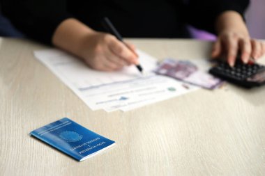Brezilya iş kartı ve sosyal güvenlik mavi kitabı muhasebeci ya da patron masasında yatıyor.