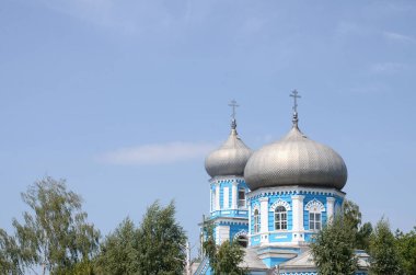 PAVLOHRAD, UKRAINE - 13 Ağustos 2019 Kutsal Bakire Meryem 'in varsayımının gümüş kubbeleri ve mavi gökyüzü