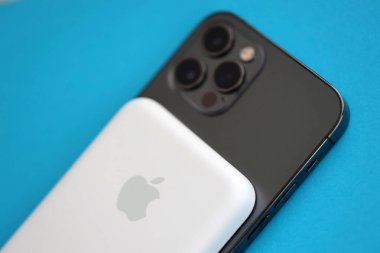 KYIV, UKRAINE - 31 Ekim 2023 Apple MagSafe bataryası iPhone 'u mıknatıs bağlantısıyla şarj etmek için. Mag Güvenli modern taşınabilir güç bankası aygıtı