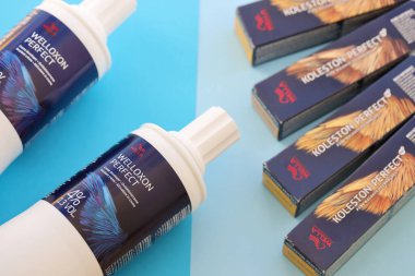 KYIV, UKRAINE - 31 Ekim 2023 Welloxon mükemmel ve Koleston mükemmel Wella markası. Wella Profesyonelleri dünya çapında bir saç rengi ve saç bakım ürünüdür.