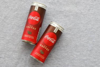 KYIV, UKRAINE - 31 Ekim 2023 Kahve aromalı Coca Cola Kutusu. Özel tasarımı olan kapalı bir teneke içki kutusu. İçeceklerinizi tazeleyeyim.