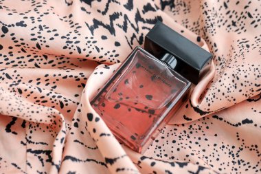 KYIV, UKRAINE - 31 Ekim 2023 Narciso Rodriguez Musc Noir Rose parfüm şişesi için. Narciso Jesus Rodriguez New Jersey 'li bir moda tasarımcısı.