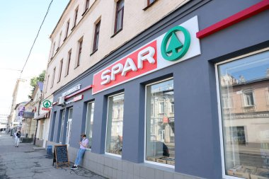 KHARKIV, UKRAINE 29 AĞUSTOS, 2021 Spar logosu duvarda. Spar, bağımsız olarak faaliyet gösteren, toptancı ve perakendecilerden oluşan uluslararası bir gruptur.
