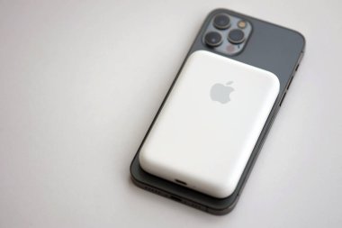 KYIV, UKRAINE - 31 Ekim 2023 Apple MagSafe bataryası iPhone 'u mıknatıs bağlantısıyla şarj etmek için. Mag Güvenli modern taşınabilir güç bankası aygıtı