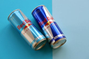 TERNOPİL, UKRAINE - 7 Temmuz 2023 Red Bull enerji içeceği alüminyum teneke kutu orijinal tasarımı yakın plan