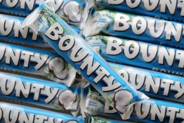 KYIV, UKRAINE - 31 Ekim 2023 Kakao aromalı Bounty çikolataları. Bounty Çikolata, Amerikan Mars Şirketi 'nin bir markası.