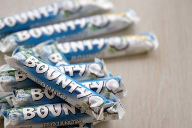 KYIV, UKRAINE - 31 Ekim 2023 Kakao aromalı Bounty çikolataları. Bounty Çikolata, Amerikan Mars Şirketi 'nin bir markası.