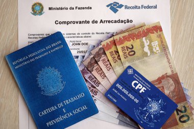 TERNOPIL, UKRAINE - 7 Temmuz 2023 Brezilya Çalışma İzni belgesi ve Brezilya vergi kartıyla birlikte