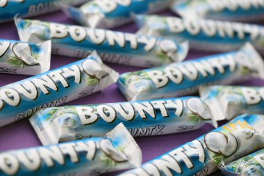 KYIV, UKRAINE - 31 Ekim 2023 Kakao aromalı Bounty çikolataları. Bounty Çikolata, Amerikan Mars Şirketi 'nin bir markası.