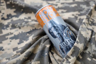 KYIV, UKRAINE - 31 Ekim 2023 Stop enerji içeceği sınırlı sayıdaki Stalker ve alüminyum teneke gaz maskeli karakter tasarımı ile kapatılabilir