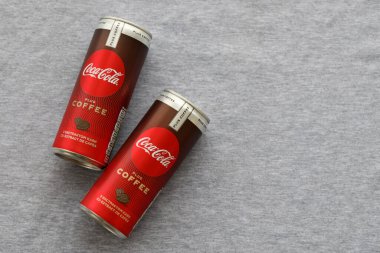 KYIV, UKRAINE - 31 Ekim 2023 Kahve aromalı Coca Cola Kutusu. Özel tasarımı olan kapalı bir teneke içki kutusu. İçeceklerinizi tazeleyeyim.
