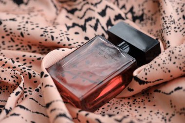 KYIV, UKRAINE - 31 Ekim 2023 Narciso Rodriguez Musc Noir Rose parfüm şişesi için. Narciso Jesus Rodriguez New Jersey 'li bir moda tasarımcısı.