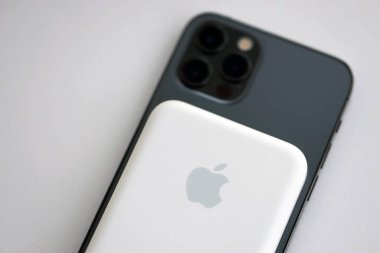 KYIV, UKRAINE - 31 Ekim 2023 Apple MagSafe bataryası iPhone 'u mıknatıs bağlantısıyla şarj etmek için. Mag Güvenli modern taşınabilir güç bankası aygıtı