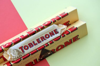 KYIV, UKRAINE - 31 Ekim 2023 Sarı Toblerone Çikolata. Toblerone 1908 yılında İsviçre 'de doğdu ve Theodor Tobler tarafından yaratıldı.