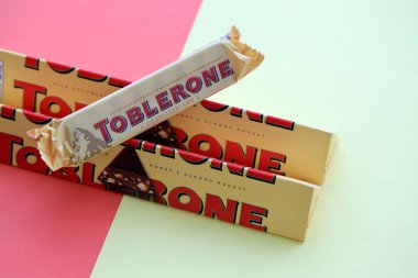 KYIV, UKRAINE - 31 Ekim 2023 Sarı Toblerone Çikolata. Toblerone 1908 yılında İsviçre 'de doğdu ve Theodor Tobler tarafından yaratıldı.
