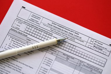 Son gelir vergisi dönemi için Endonezya vergi formu bildirim mektubu SPT 'nin muhasebeci masasındaki 4. paragraf 2