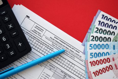 Son gelir vergisi dönemi için Endonezya vergi formu bildirim mektubu SPT 'nin muhasebeci masasındaki 4. paragraf 2