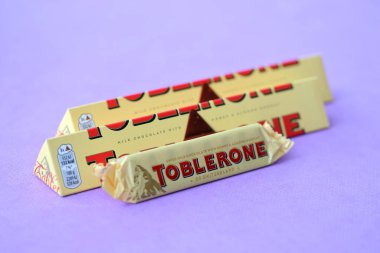 KYIV, UKRAINE - 31 Ekim 2023 Sarı Toblerone Çikolata. Toblerone 1908 yılında İsviçre 'de doğdu ve Theodor Tobler tarafından yaratıldı.