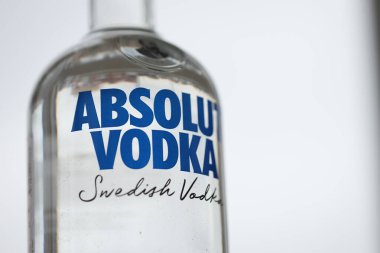 KYIV, UKRAINE - 27 Kasım 2023 Absolut Votka şişesi Ahus, İsveç yakınlarında üretildi. Fransız grup Pernod Ricard 'a ait, en büyük alkollü içki markalarından biridir.