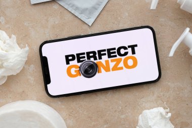 KYIV, UKRAINE - 23 Ocak 2024 Mükemmel Gonzo yetişkin içeriği web sitesi logosu iPhone 12 Pro akıllı telefon ekranında