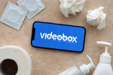 KYIV, UKRAINE - 23 HAZİRAN 2024 Video Kutusu yetişkin içeriği web sitesi logosu iPhone 12 Pro akıllı telefon ekranında